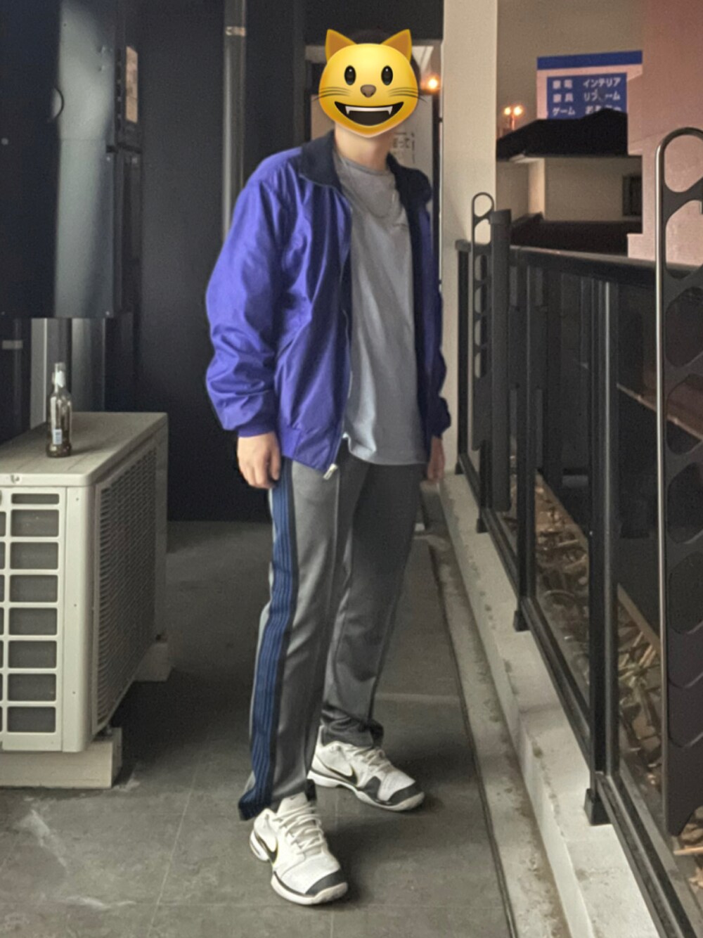 「古着、スニーカー、ワントーンコーデ、冬コーデ、blue、青、古着MIX、トラックパンツ、カジュアルコーデ、ストリートMIX」｜「ILL'SのILL'S / イルズ バックプリントイラストビッグロンT（Tシャツ/カットソー、ブルー系）」を使った、ysssさん（メンズ・165cm）の秋コーディネートの1枚目の写真