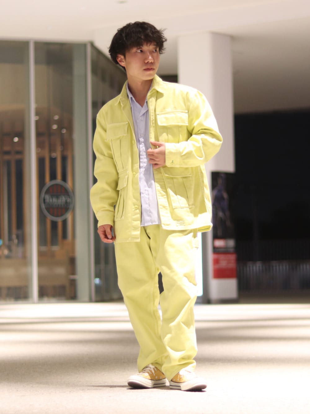 「セットアップ、シャツ、converse、冬コーデ、オーバーサイズ、休日スタイル、XLARGE、おしゃれさんと繋がりたい、黄色コーデ」｜「XLARGEのOVERDYED MILITARY JACKET（ブルゾン、イエロー系）」を使った、kanataさん（メンズ・165cm）の秋コーディネートの1枚目の写真