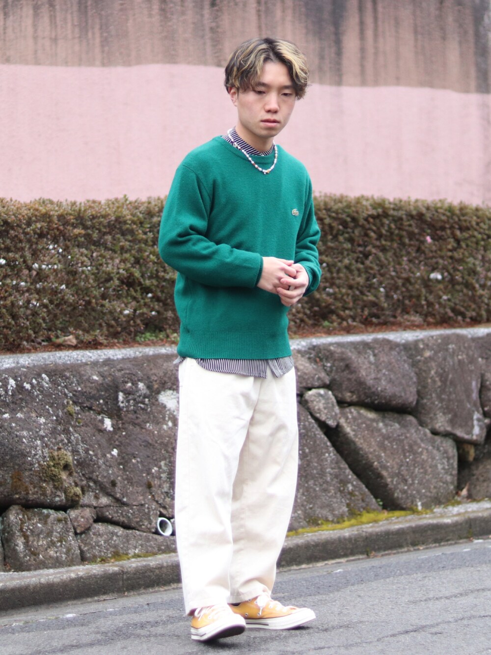 「休日スタイル、冬のコーデ、ニット、LACOSTE、GU、converse、緑、白パンツ、黄色、シャツ、ネックレス」｜「LACOSTEのアイテム（トップス、グリーン系）」を使った、kanataさん（メンズ・165cm）の冬コーディネートの1枚目の写真