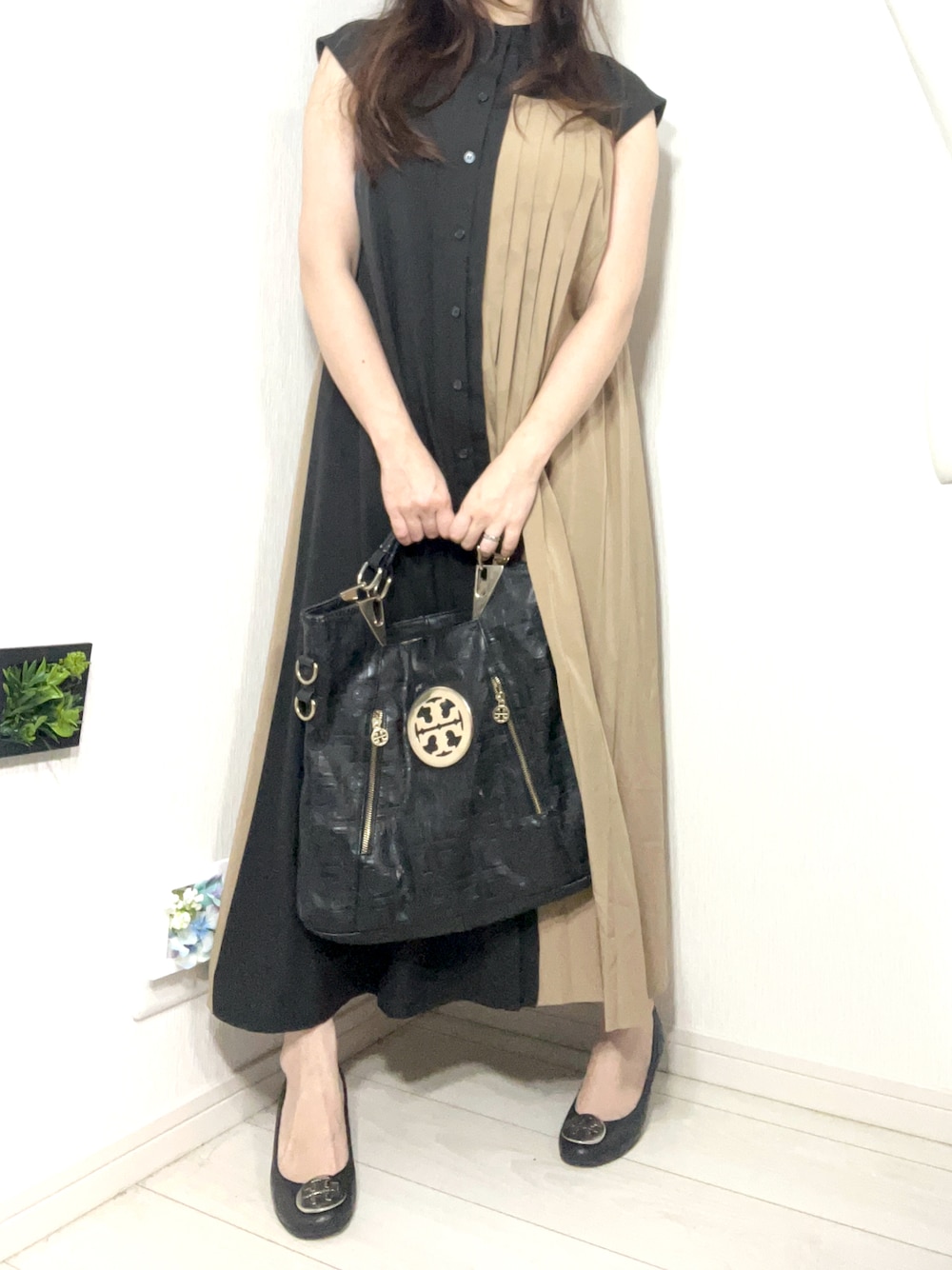「オフィスカジュアル、オフィススタイル、オフィスコーデ、ロングワンピース」｜「RUIRUE BOUTIQUEのプリーツパネル・フレンチスリーブ ロングワンピース（ワンピース、ブラック系）」を使った、manayuaさん（レディース・154cm）の春コーディネートの1枚目の写真