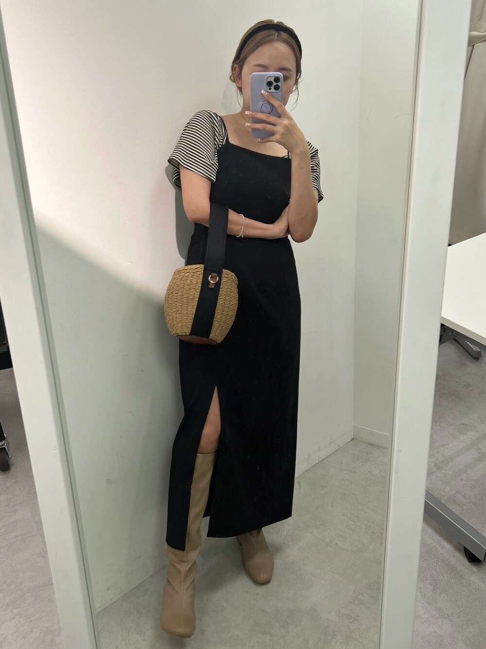 ブラック系のワンピース、その他のバッグ、ブラック系のTシャツ/カットソーを着用したレディースの夏コーディネートの1枚目の写真