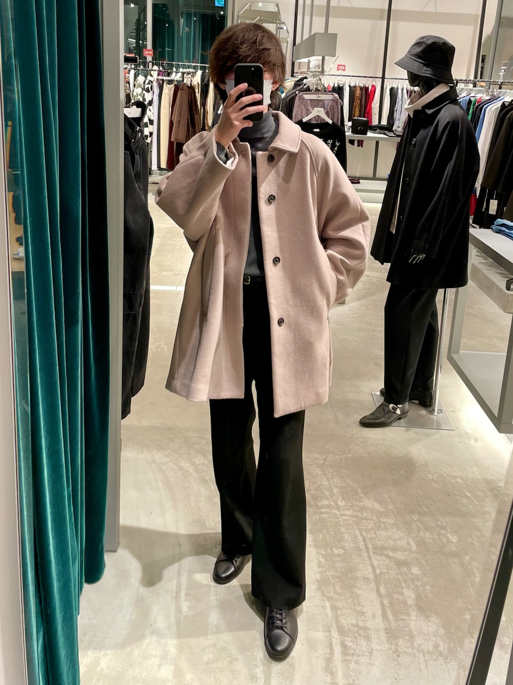 ベージュ系のステンカラーコート、ブラック系のドレスシューズを着用したメンズの冬コーディネートの1枚目の写真