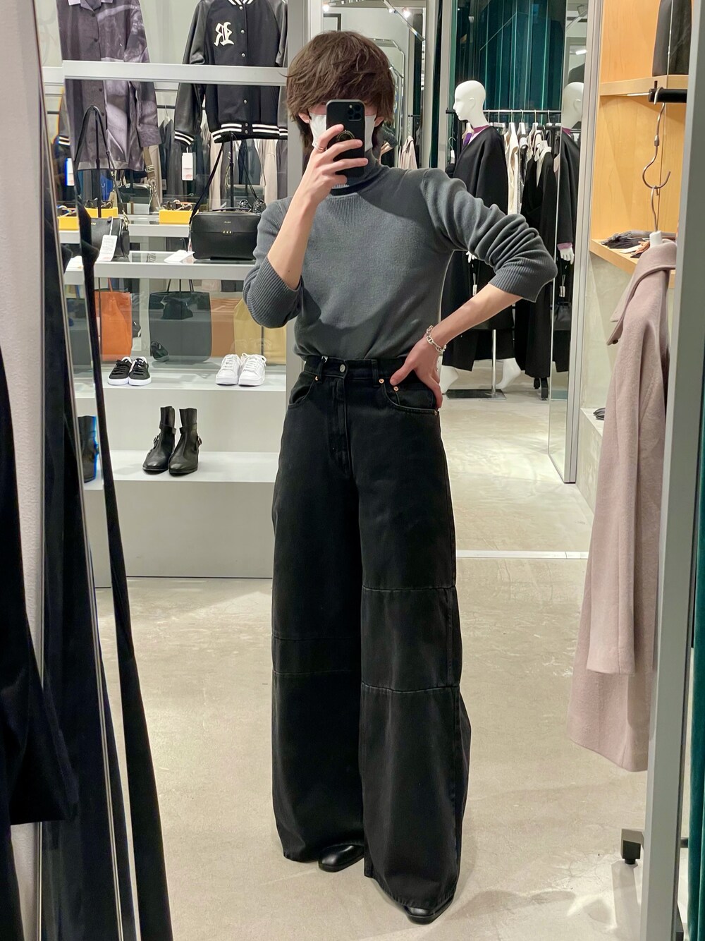 グレー系のニット/セーター、ブラック系のパンツ、ブラック系のブルゾンを着用したメンズの冬コーディネートの1枚目の写真