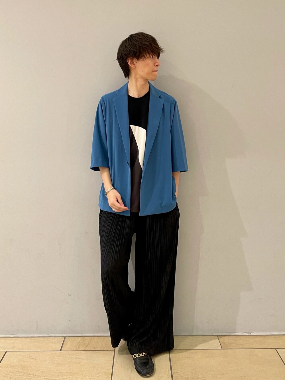 ブラック系のTシャツ/カットソー、ブラック系のその他パンツ、ブルー系のテーラードジャケットを着用したメンズの夏コーディネートの1枚目の写真