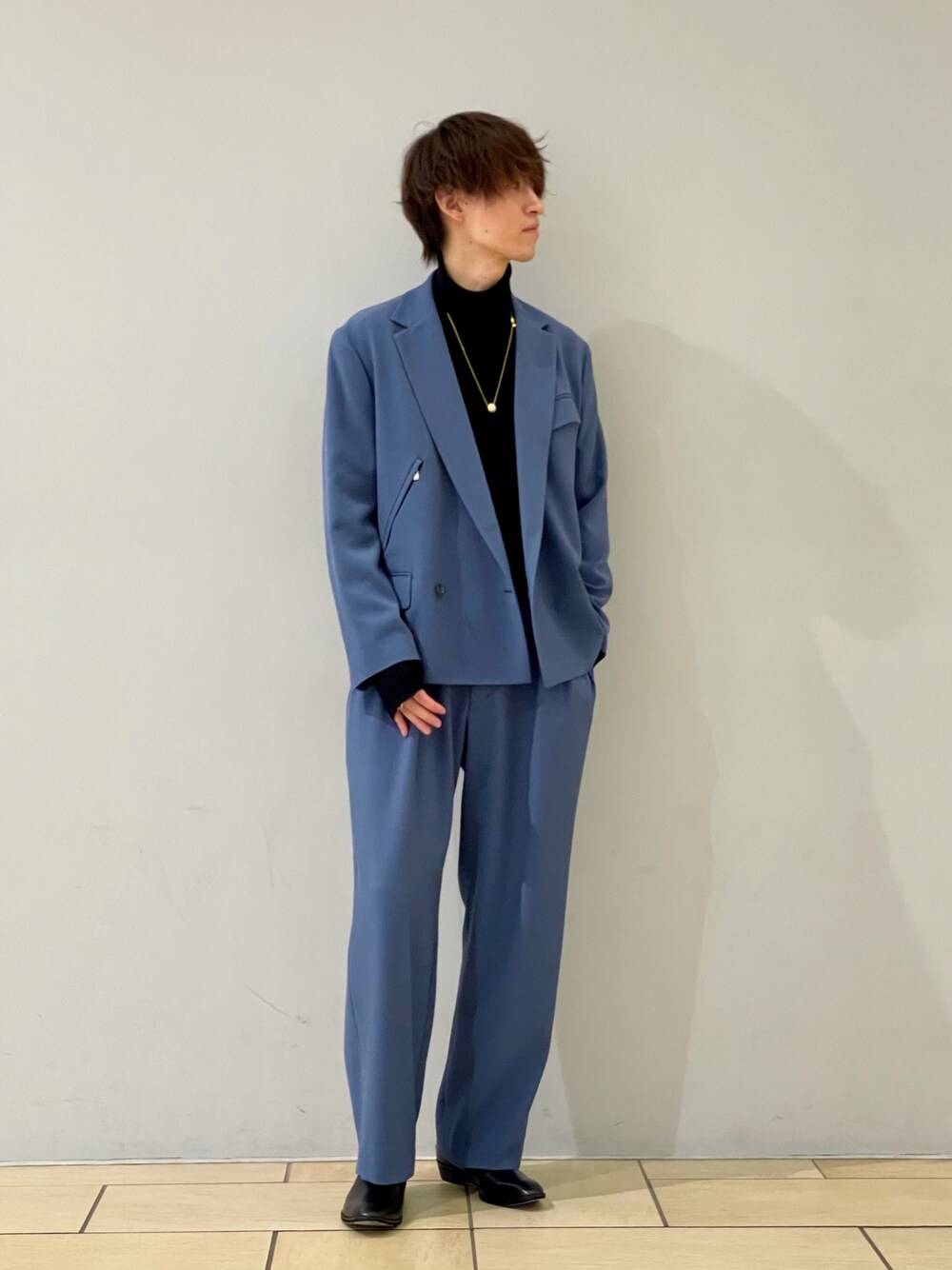 ブルー系のテーラードジャケット、ブルー系のスラックス、ブラック系のその他を着用したメンズの春コーディネートの1枚目の写真