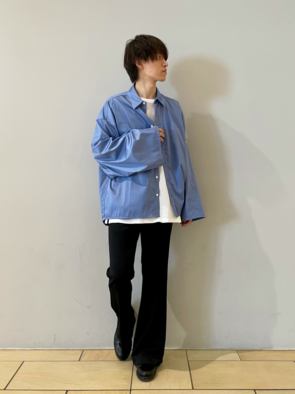 ブラック系のその他パンツ、ブルー系のシャツ/ブラウス、ブラック系のその他を着用したメンズの夏コーディネートの1枚目の写真