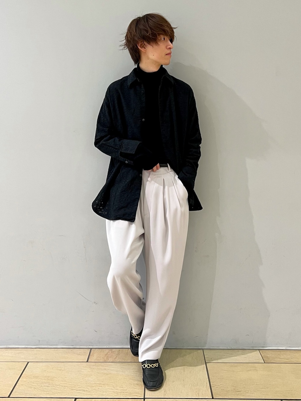 「シンプルコーデ、春コーデ、ゆるコーデ、長袖シャツ、Lui's、ルイス(Lui's)、いいね、save、フォローお願いします🤑、黒シャツ、テーパードパンツ、白パンツ、SHINYA KOZUKA、レース、シンプル、シャツスタイル、刺繍シャツ」｜「Lui'sの【SHINYA KOZUKA】OVERDYED SHIRT for Lui's（シャツ/ブラウス、ブラック系）」を使った、阿部まさひでさん（メンズ・176cm）の冬コーディネートの1枚目の写真