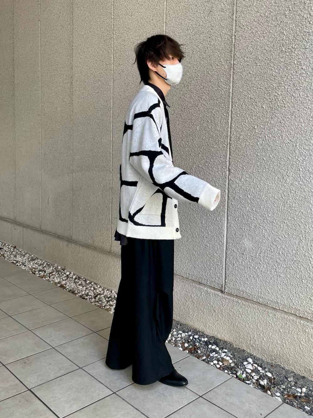 ホワイト系のカーディガン/ボレロ、ブラック系のパンツ、ブラック系のその他を着用したメンズの秋コーディネートの1枚目の写真