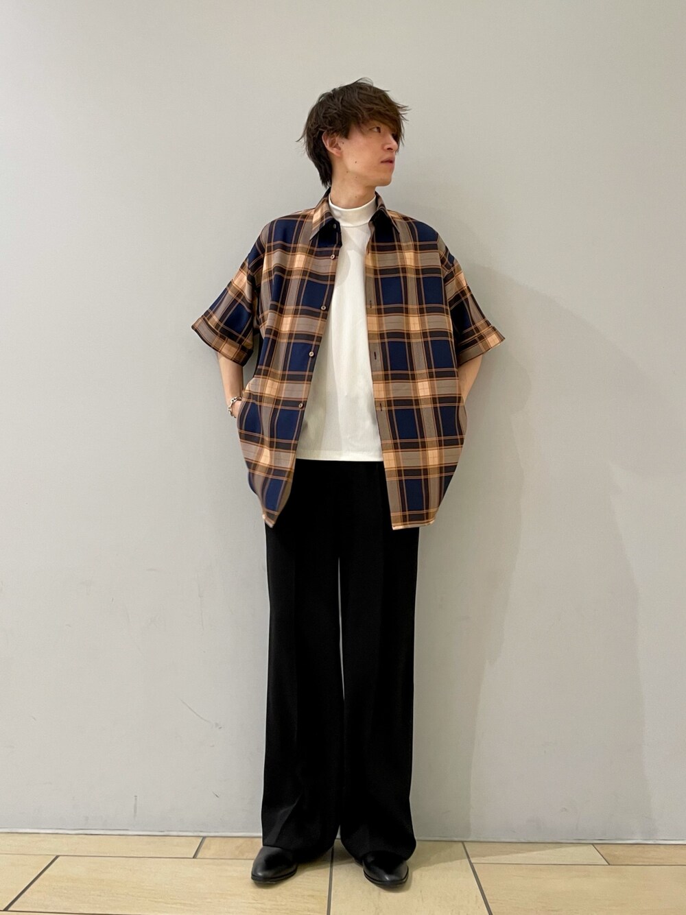 ホワイト系のTシャツ/カットソー、ブルー系のシャツ/ブラウス、ブラック系のその他シューズを着用したメンズの夏コーディネートの1枚目の写真