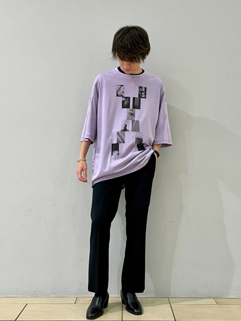 パープル系のTシャツ/カットソー、ブラック系のスラックス、ブラック系のドレスシューズを着用したメンズの夏コーディネートの1枚目の写真