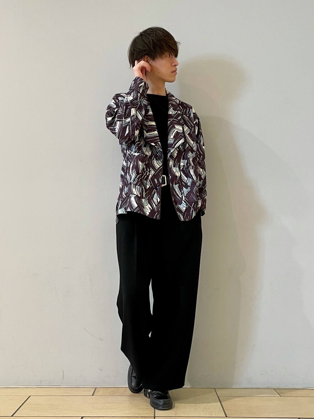 パープル系のテーラードジャケット、ブラック系のその他パンツ、ブラック系のその他を着用したメンズの夏コーディネートの1枚目の写真