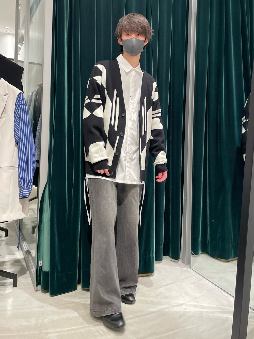 ホワイト系のシャツ/ブラウス、ブラック系のカーディガン/ボレロ、ブラック系のデニムパンツを着用したメンズの春コーディネートの1枚目の写真