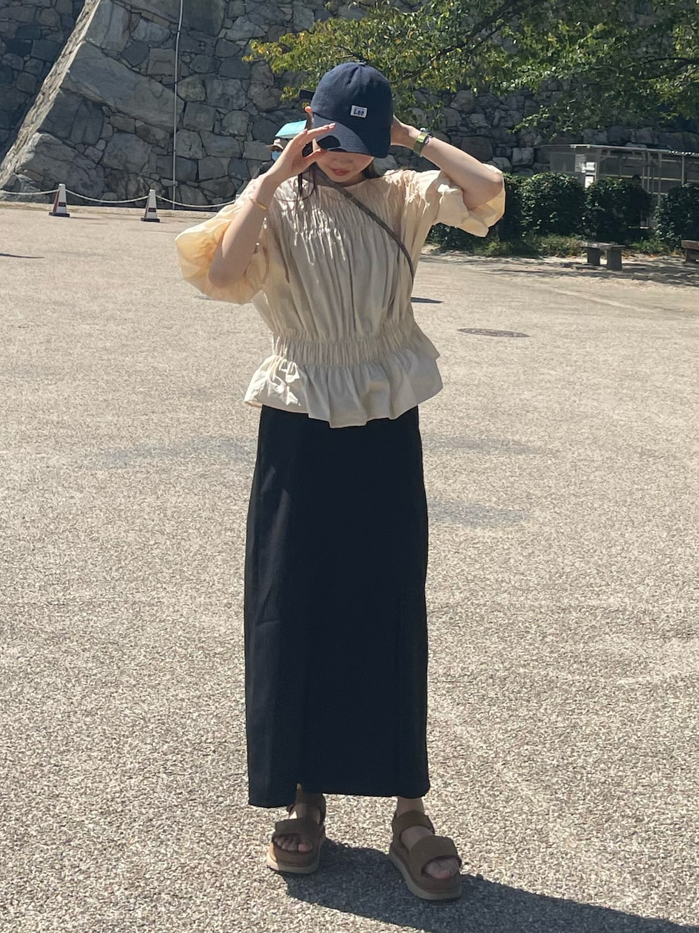 「帽子、キャップ、キャップ女子、LEE、ブラウス、ブラウスコーデ、白ブラウス、白トップス、フリル、フリルブラウス、フリルトップス、シアートップス、ロングスカート、マーメイドスカート、黒スカート」｜「Leeの【Lee/リー】 LOW CAP COTTON TWILL ロウ キャップ コットン ツイル（キャップ、ブルー系）」を使った、𝑵𝒂𝒏𝒂さん（レディース・158cm）の秋コーディネートの1枚目の写真