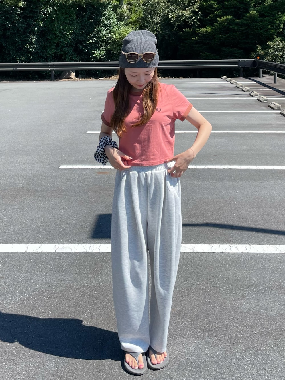 スウェットパンツを使った「ミニTシャツ」の人気ファッション