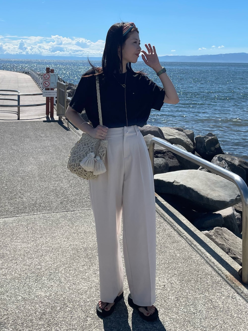 「海、ティーシャツ、Tシャツ、Tシャツコーデ、黒Tシャツ、ロゴT、トミーヒルフィガー、スラックス、スラックスパンツ、スラックスコーデ、白スラックス、白パンツ、ホワイトパンツ、ベージュパンツ、パンツコーデ」｜「TOMMY HILFIGERのTOMMY HILFIGER(トミーヒルフィガー) / Core Flag Tee　フラッグロゴ刺繍半袖Tシャツ（Tシャツ/カットソー、ブラック系）」を使った、𝑵𝒂𝒏𝒂さん（レディース・158cm）の秋コーディネートの1枚目の写真
