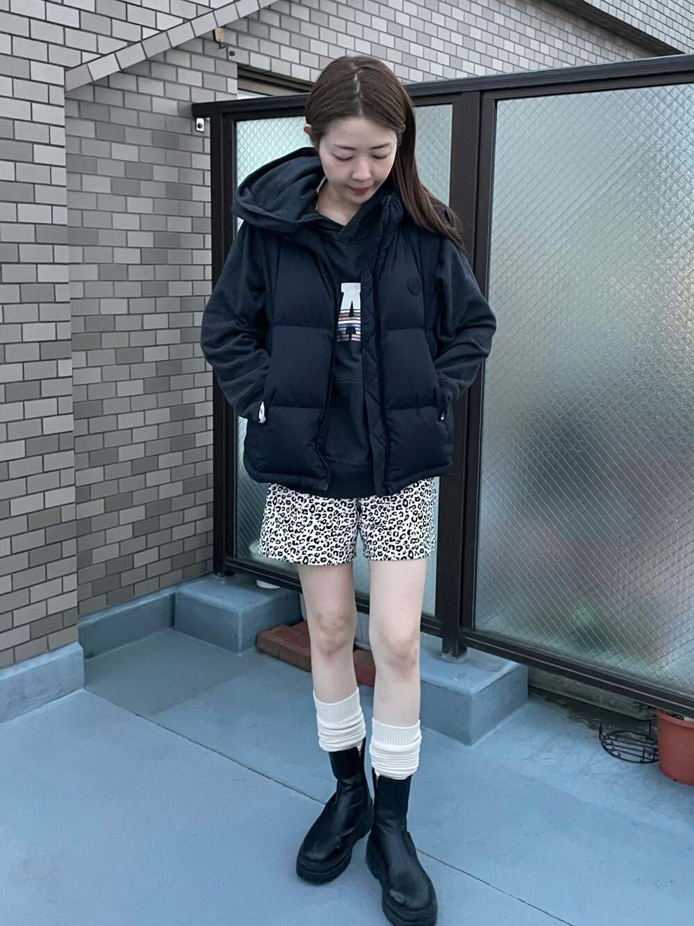 ダウンベストを使った「レオパード柄」のレディース人気ファッション