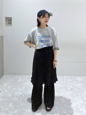 「LOWRYS FARM（ローリーズファーム）のメランジロゴTEE　1048840（Tシャツ/カットソー、グレー系）」を使った、ヒトミさん（レディース・146cm）の夏コーディネート