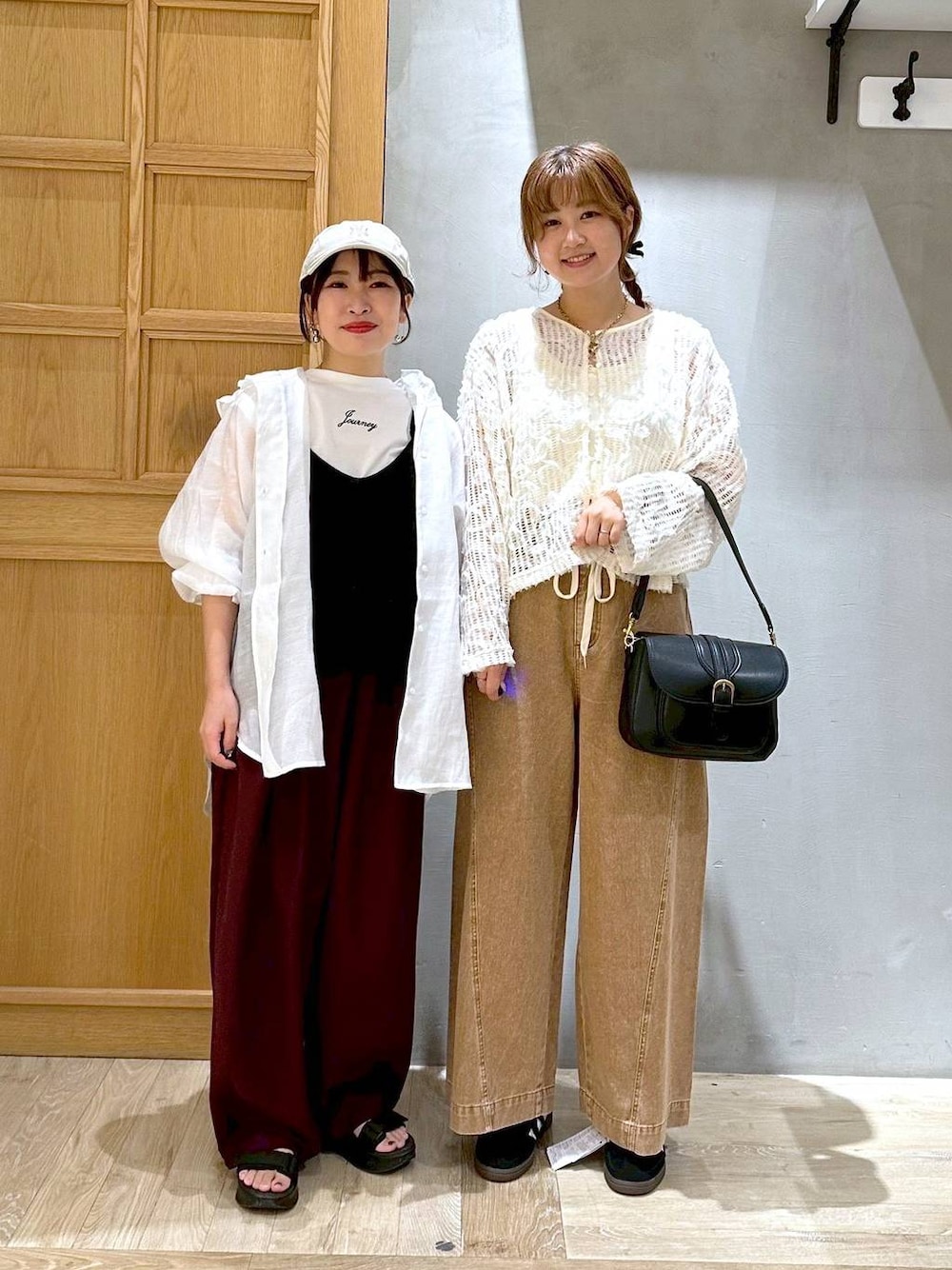 ブラウン系のデニムパンツ、パープル系のその他パンツ、ブラック系のショルダーバッグを着用したレディースの秋コーディネートの1枚目の写真