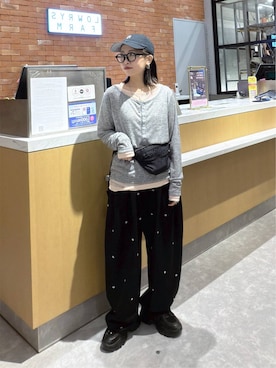 「アイテム（ボディバッグ/ウエストポーチ、ブラック系）」を使った、ヒトミさん（レディース・146cm）の秋コーディネート