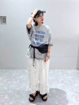 「LOWRYS FARM（ローリーズファーム）のメランジロゴTEE　1048840（Tシャツ/カットソー、グレー系）」を使った、ヒトミさん（レディース・146cm）の夏コーディネート