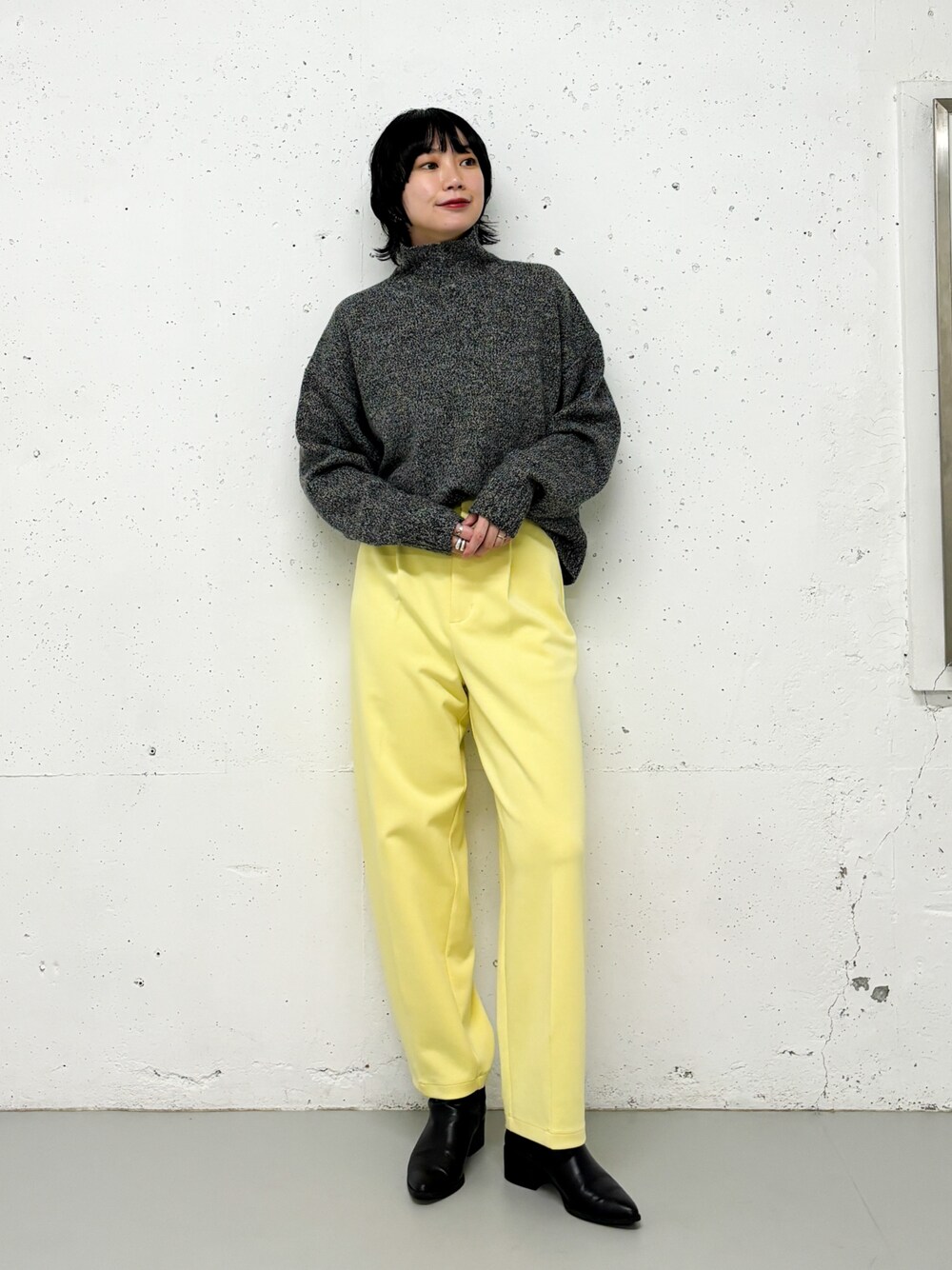 グレー系のニット/セーター、イエロー系のその他パンツを着用したレディースの冬コーディネートの1枚目の写真