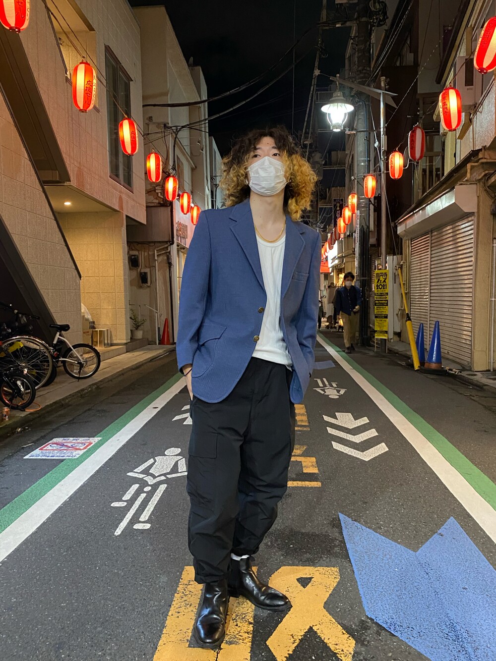 「お洒落さんとつながりたい、大人カジュアル、今日のコーデ、秋冬コーデ、カジュアルコーデ、きれいめカジュアル、レイヤードスタイル、大人コーデ、ootd、ワイドパンツ、古着、カジュアル、モノトーン、デニムパンツ、ゆるコーデ」｜「UNIQLOのアイテム（カーゴパンツ、ブラック系）」を使った、ぶーーーさん（メンズ・173cm）の秋コーディネートの1枚目の写真