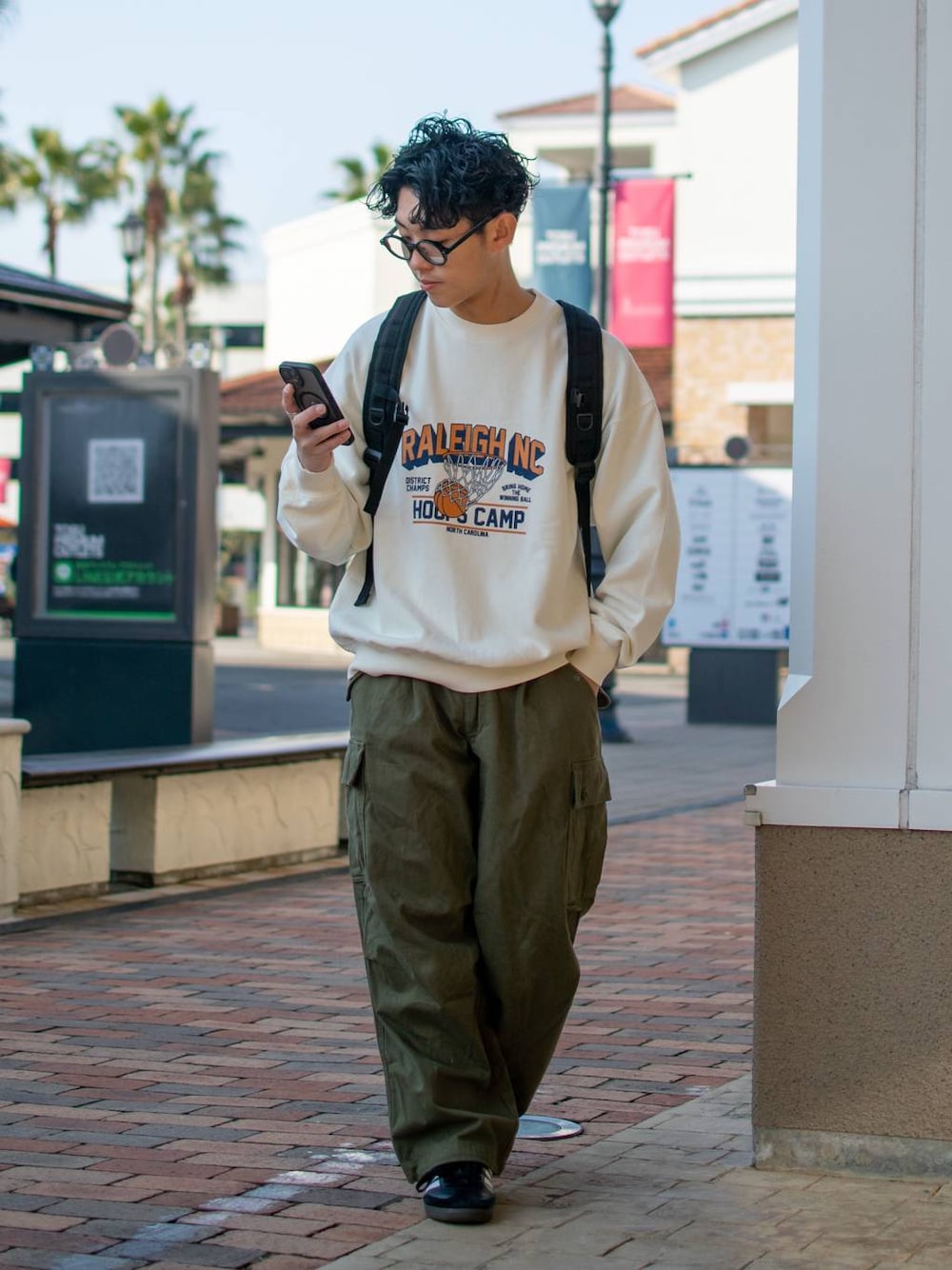 「低身長、低身長コーデ、niko and ...、ニコアンド、スウェット、ワイドパンツ、カーゴパンツ、リュック・バッグ、お出かけコーデ、シンプルコーデ」｜「niko and...のオリジナル8ポケットデイパック　20L（バックパック/リュック、ブラック系）」を使った、ぜっきーさん（メンズ・165cm）の冬コーディネートの1枚目の写真