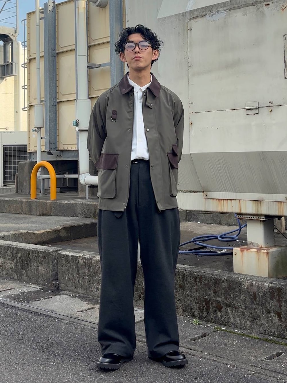 「低身長、体型カバー、ゆったり、niko and ...、ブルゾン、シャツ、ワイドパンツ」｜「niko and...のレギュラーカラーネルシャツ（シャツ/ブラウス、ホワイト系）」を使った、ぜっきーさん（メンズ・165cm）の冬コーディネートの1枚目の写真