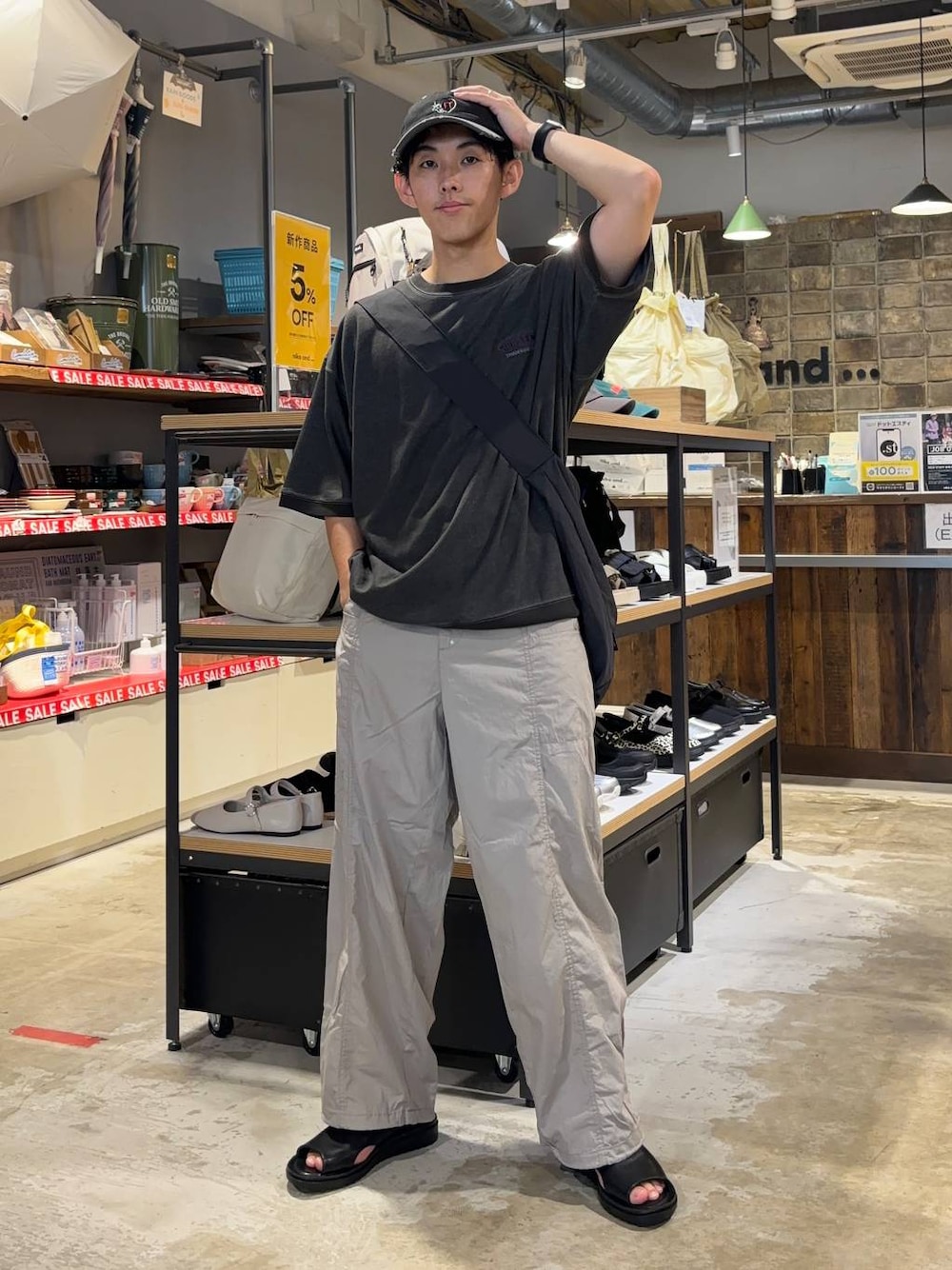 「低身長、低身長コーデ、niko and ...、ニコアンド、ロゴT、Tシャツ、ワイドパンツ、キャップ、ショルダーバッグ、サンダル、レザーサンダル、夏コーデ」｜「niko and...のフェイクレザースライドサンダル（サンダル、ブラック系）」を使った、ぜっきーさん（メンズ・165cm）の夏コーディネートの1枚目の写真