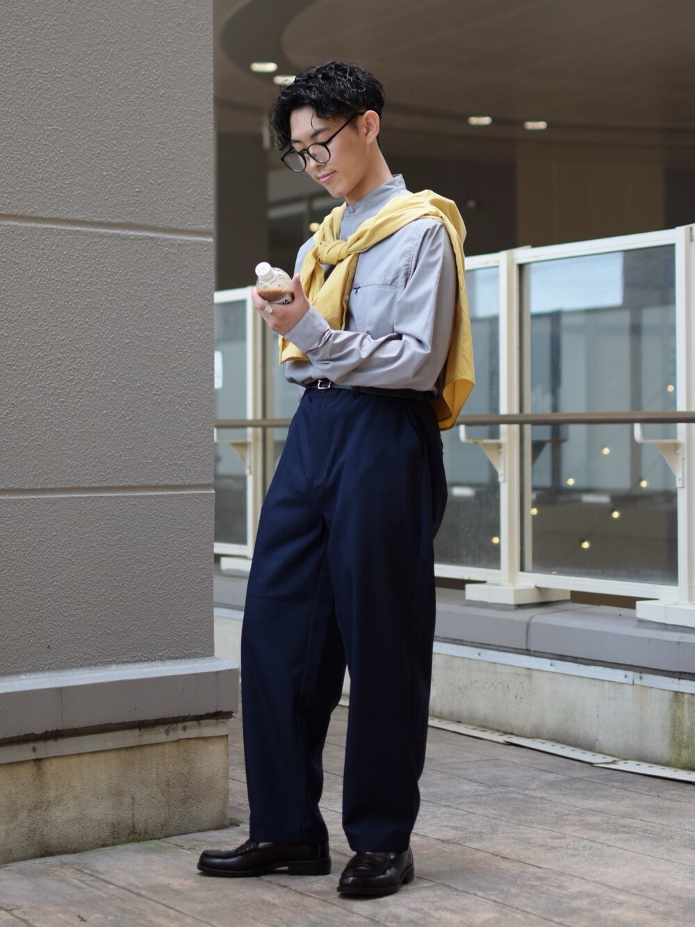 「niko and ...、ニコアンド、春夏コーデ、シャツスタイル、ノーカラーシャツ、バンドカラーシャツ、イエロー、肩掛け、ワイドパンツ、イージーパンツ、テーパードパンツ、革靴、ローファー、タックイン、低身長コーデ」｜「NUMERALSの[NUMERALS]バンドカラーシャツ（シャツ/ブラウス、グレー系）」を使った、ぜっきーさん（メンズ・165cm）の春コーディネートの2枚目の写真