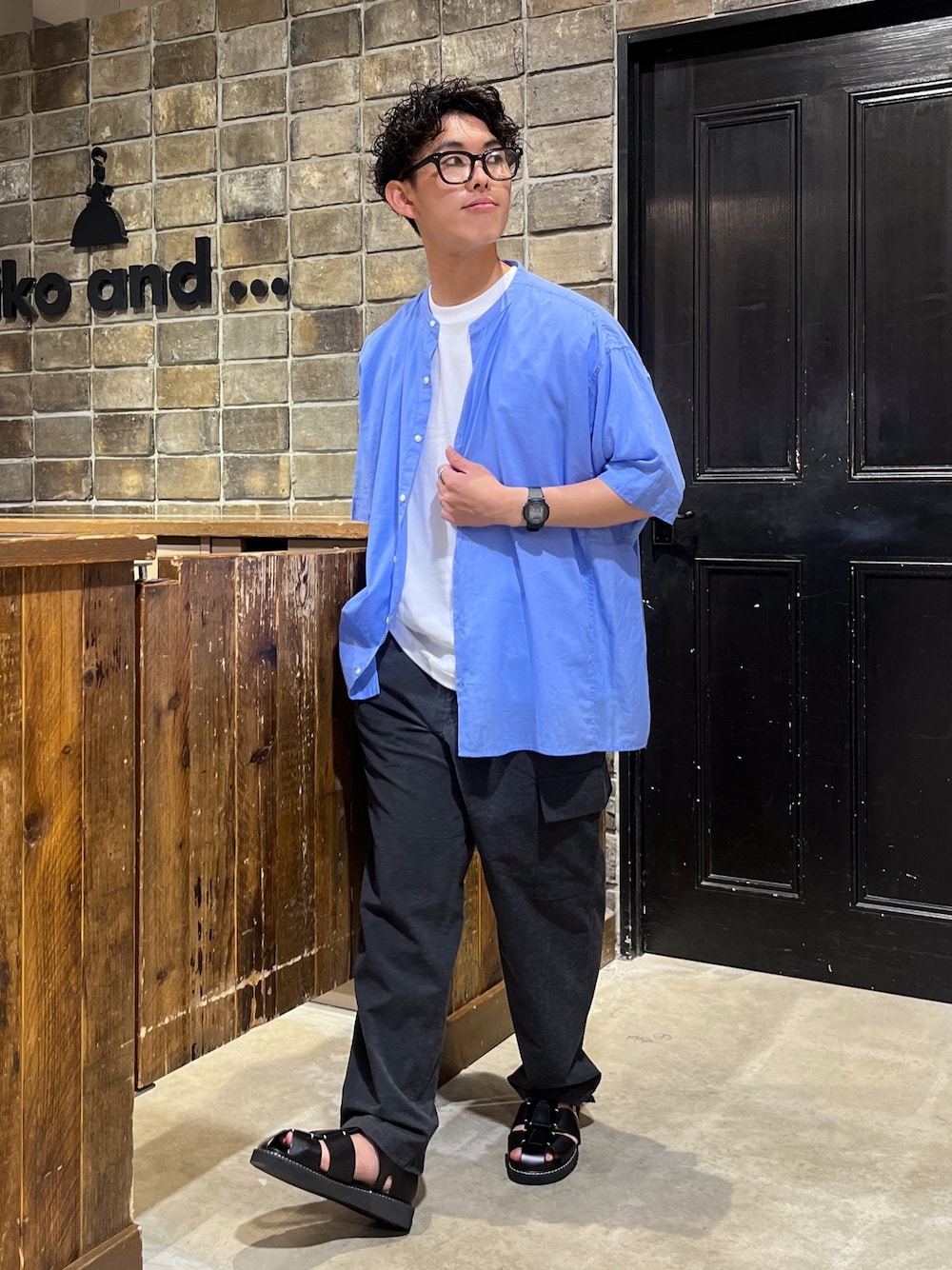 「低身長、低身長コーデ、低身長男子、niko and ...、NUMERALS、きれいめカジュアル、青シャツ、ノーカラーシャツ、ビッグシャツ、カーゴパンツ、ワイドパンツ、グレーパンツ、グルカサンダル、レザーサンダル、ZOZOセール2023夏」｜「niko and...のプレミアムローン6分袖シャツ（シャツ/ブラウス、ブルー系）」を使った、ぜっきーさん（メンズ・165cm）の夏コーディネートの1枚目の写真