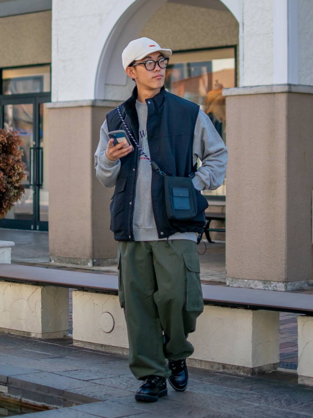 「低身長、低身長コーデ、niko and...、ニコアンド、重ね着ベストシーズン、レイヤードスタイル、WEARyouthコーデ、ベスト、スウェット、ロゴスウェット、ワイドパンツ、カーゴパンツ、キャップ、ショルダーバッグ、デッキシューズ」｜「niko and...のパラコードミニショルダー（ショルダーバッグ、ブラック系）」を使った、ぜっきーさん（メンズ・165cm）の秋コーディネートの1枚目の写真