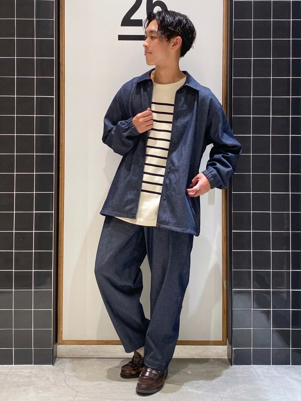 「セットアップ、デニムジャケット、ローファー、秋のコーデ、コーチジャケット、デニムパンツ、きれいめカジュアル、デニム オン デニム、ニコアンド、バギーパンツ、デニムコーデ、低身長コーデ、niko and ...、ワイドデニム、NUMERALS」｜「NUMERALSの[NUMERALS]コーチデニムジャケット（デニムジャケット、ブルー系）」を使った、ぜっきーさん（メンズ・165cm）の秋コーディネートの1枚目の写真
