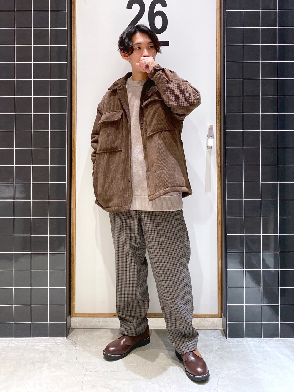 「ブルゾン、ニット、コーデュロイ、ワントーンコーデ、オーバーサイズ、リバーシブル、ワイドパンツ、チェックパンツ、革靴、ニコアンド、ブラウンコーデ、コーデュロイジャケット、低身長コーデ、niko and ...、ニコアンド(niko and...)」｜「niko and...の薄中綿シャツジャケット（ブルゾン、ブラウン系）」を使った、ぜっきーさん（メンズ・165cm）の秋コーディネートの1枚目の写真