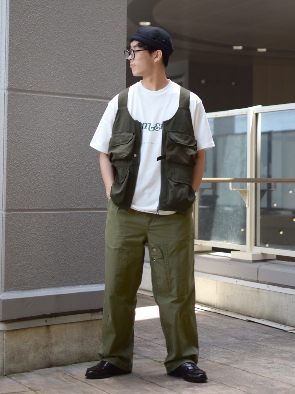「ごきげんウィーク、休日スタイル、キャップ、ロールキャップ、白Tシャツ、ロゴT、NUMERALS、ミリタリーベスト、ワークベスト、ベスト、ワイドパンツ、ミリタリーパンツ、革靴、ローファー、ビッグシルエット」｜「NUMERALSの【UNISEX】[NUMERALS]UDRプリントBIGTシャツ（Tシャツ/カットソー、ホワイト系）」を使った、ぜっきーさん（メンズ・165cm）の春コーディネートの1枚目の写真