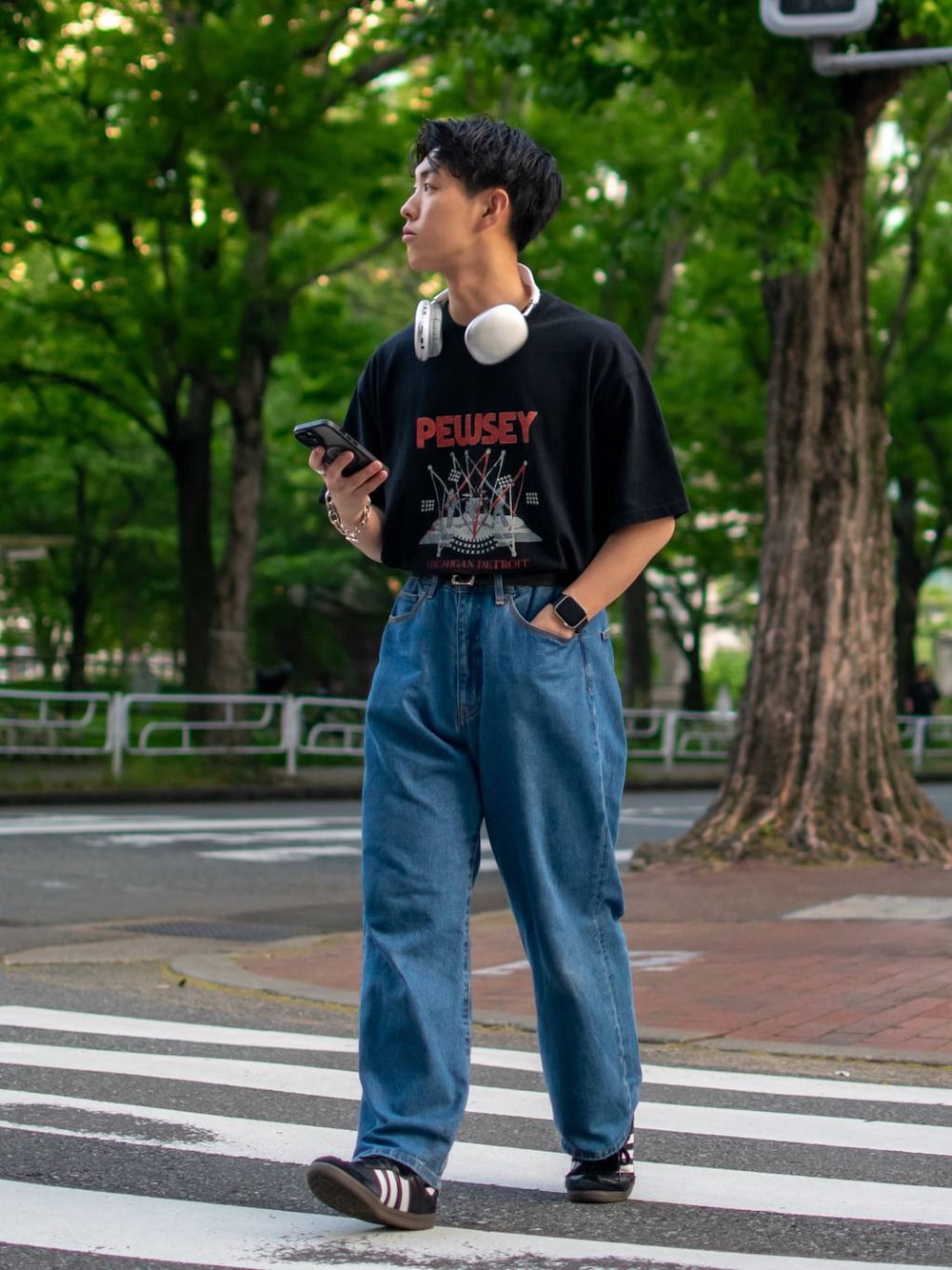 niko andのデニムパンツ（ブルー系）を使った「黒Tシャツ」の人気