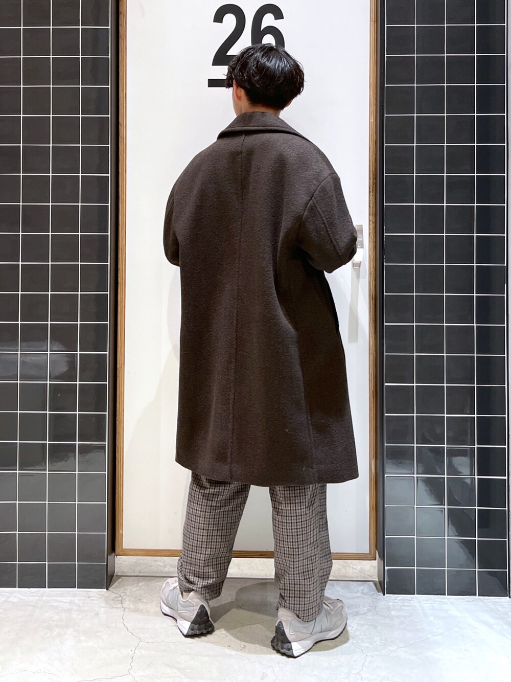 「niko and ...、ニコアンド、ロングコート、チェスターコート、モックネック、モックネックニット、ワイドパンツ、チェックパンツ、スラックス、冬コーデ、私の推しブランド、厚底シューズ、New Balance、低身長コーデ、オレンジ」｜「niko and...のPEネップ起毛コート（チェスターコート、ブラウン系）」を使った、ぜっきーさん（メンズ・165cm）の冬コーディネートの4枚目の写真