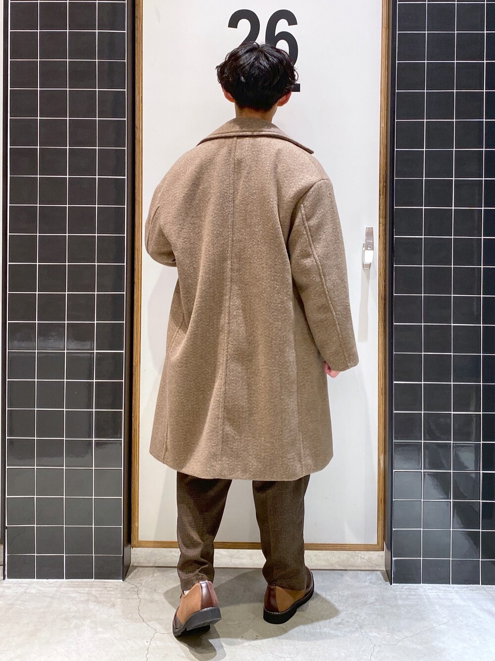 「niko and ...、ニコアンド、チェスターコート、ノルディック柄、白ニット、ニット、ワイドパンツ、チェックパンツ、スラックス、革靴、低身長コーデ、シンプルコーデ、チェック柄に恋してる、ロングコート、クリスマス」｜「niko and...のPEネップ起毛コート（チェスターコート、その他）」を使った、ぜっきーさん（メンズ・165cm）の冬コーディネートの4枚目の写真