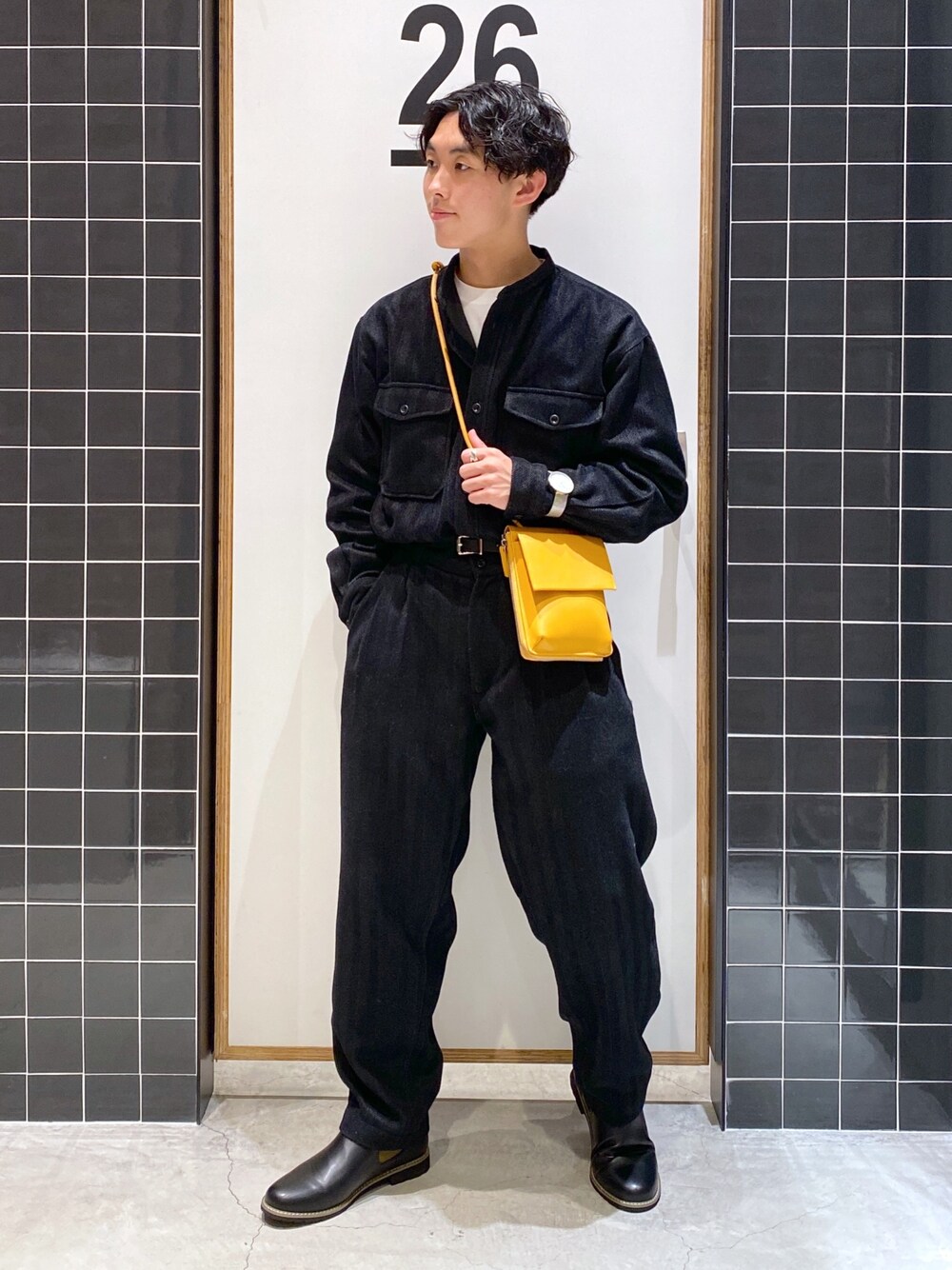「niko and ...、ニコアンド、ニコアンド(niko and...)、セットアップ、タックイン、ノーカラーシャツ、バンドカラーシャツ、CPOシャツ、ワイドパンツ、テーパードパンツ、サイドゴアブーツ、革靴、ショルダーバッグ、低身長コーデ、ブラック」｜「niko and...の[セットアップ対応]ヘリンボーンバンドシャツ（シャツ/ブラウス、グレー系）」を使った、ぜっきーさん（メンズ・165cm）の冬コーディネートの2枚目の写真