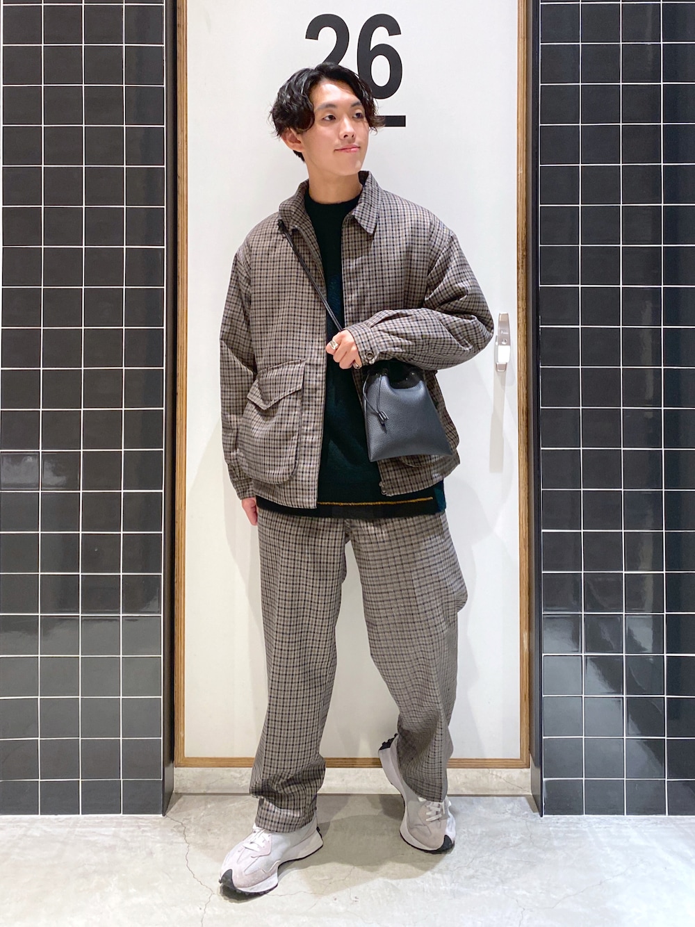 「niko and ...、ニコアンド、ニコアンド(niko and...)、チェック柄、チェック柄に恋してる、チェックパンツ、ワイドパンツ、テーパードパンツ、チェックジャケット、ブルゾン、厚底シューズ、New Balance、ニット、グリーンニット、巾着バッグ」｜「niko and...の裏キルトチェックブルゾン（ブルゾン、グレー系）」を使った、ぜっきーさん（メンズ・165cm）の秋コーディネートの1枚目の写真