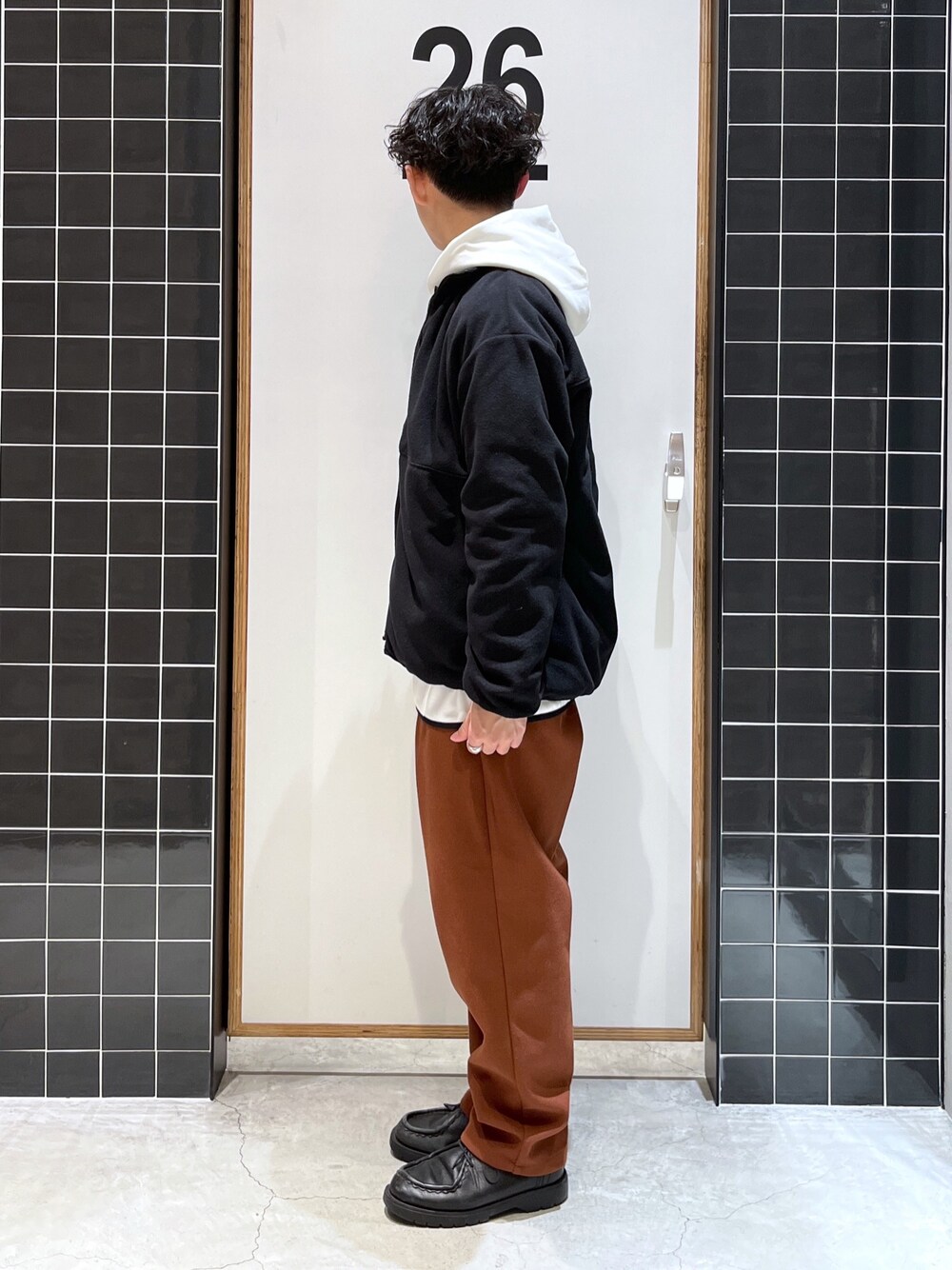 「niko and ...、ニコアンド、NUMERALS、私の推しブランド、フリース、フリースジャケット、パーカー、白パーカー、ワイドパンツ、テーパードパンツ、KLEMAN、革靴、冬コーデ、あったかコーデ、低身長コーデ」｜「NUMERALSの[NUMERALS]フリースリバーシブルジャケット（ブルゾン、ブラック系）」を使った、ぜっきーさん（メンズ・165cm）の冬コーディネートの2枚目の写真