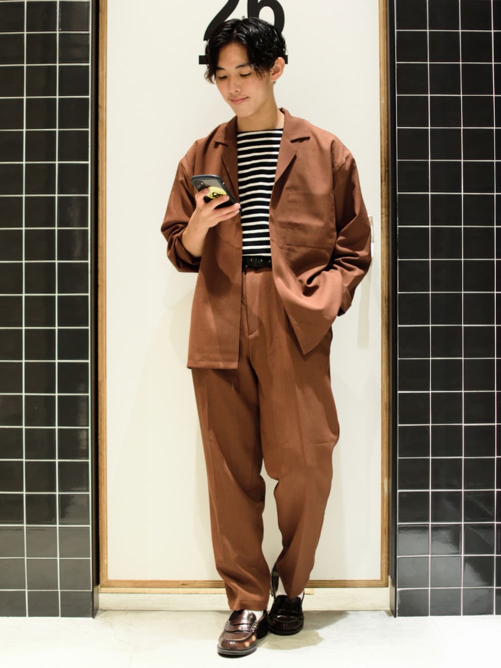 「テーパードパンツ、カーディガン、セットアップ、ローファー、オーバーサイズ、ワイドパンツ、ボーダートップス、ニコアンド、ワイドスラックス、ボーダーTシャツ、ブラウンコーデ、低身長コーデ、niko and ...、秋コーデ、秋トレンド2021」｜「niko and...の【9/2 ヒルナンデスOA放映アイテム】[セットアップ対応]ハイツイストツイルシャツカーディガン（カーディガン/ボレロ、ブラウン系）」を使った、ぜっきーさん（メンズ・165cm）の秋コーディネートの1枚目の写真