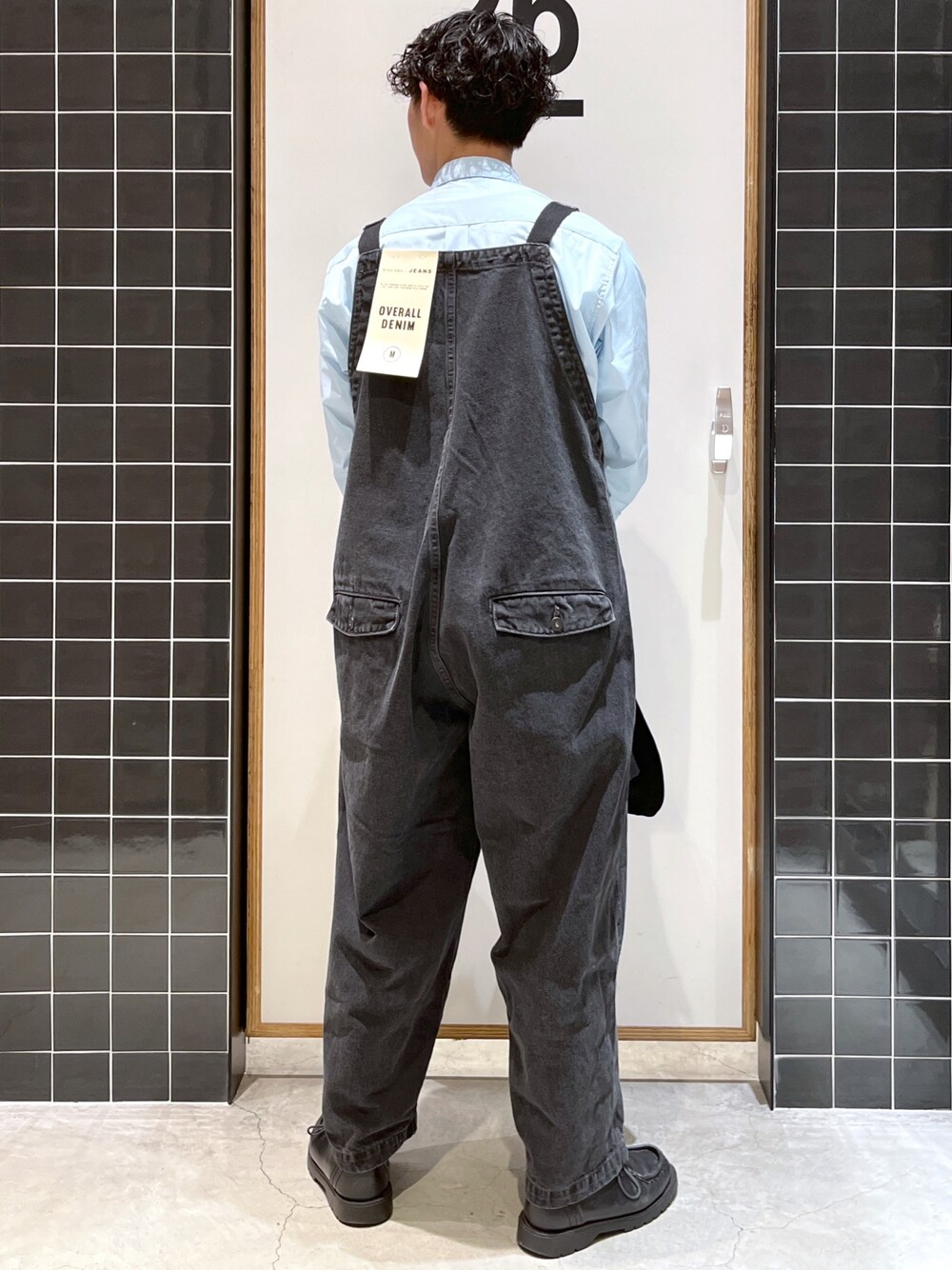 「niko and ...、ニコアンド、NUMERALS、ブルー、シャツスタイル、ビッグシャツ、オーバーオール、デニム、デニムオーバーオール、革靴、KLEMAN、低身長コーデ、きれいめカジュアル、淡色コーデ、春コーデ」｜「NUMERALSの[NUMERALS]ストレッチベーシックシャツ（シャツ/ブラウス、ブルー系）」を使った、ぜっきーさん（メンズ・165cm）の冬コーディネートの4枚目の写真