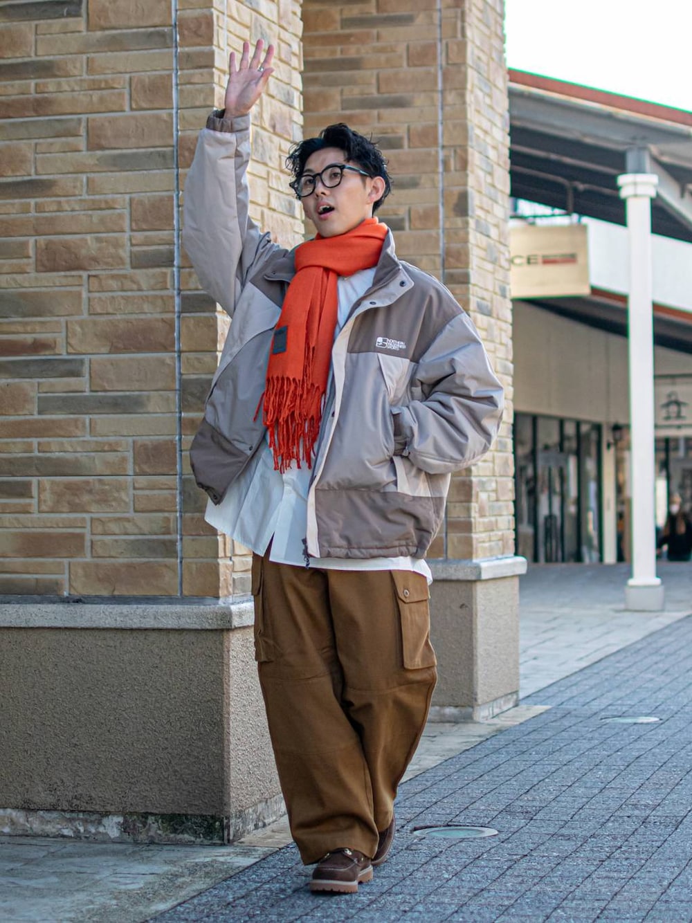 「低身長、低身長コーデ、niko and...、ニコアンド、ファッションを楽しもう、WEARyouthコーデ、冬アウター、冬コーデ、ブルゾン、シャツ、ワイドパンツ、カーゴパンツ、ストール、メガネ、デッキシューズ」｜「niko and...のオリジナルクラウンパントだて眼鏡＆サングラス（メガネ、ブラック系）」を使った、ぜっきーさん（メンズ・165cm）の秋コーディネートの1枚目の写真