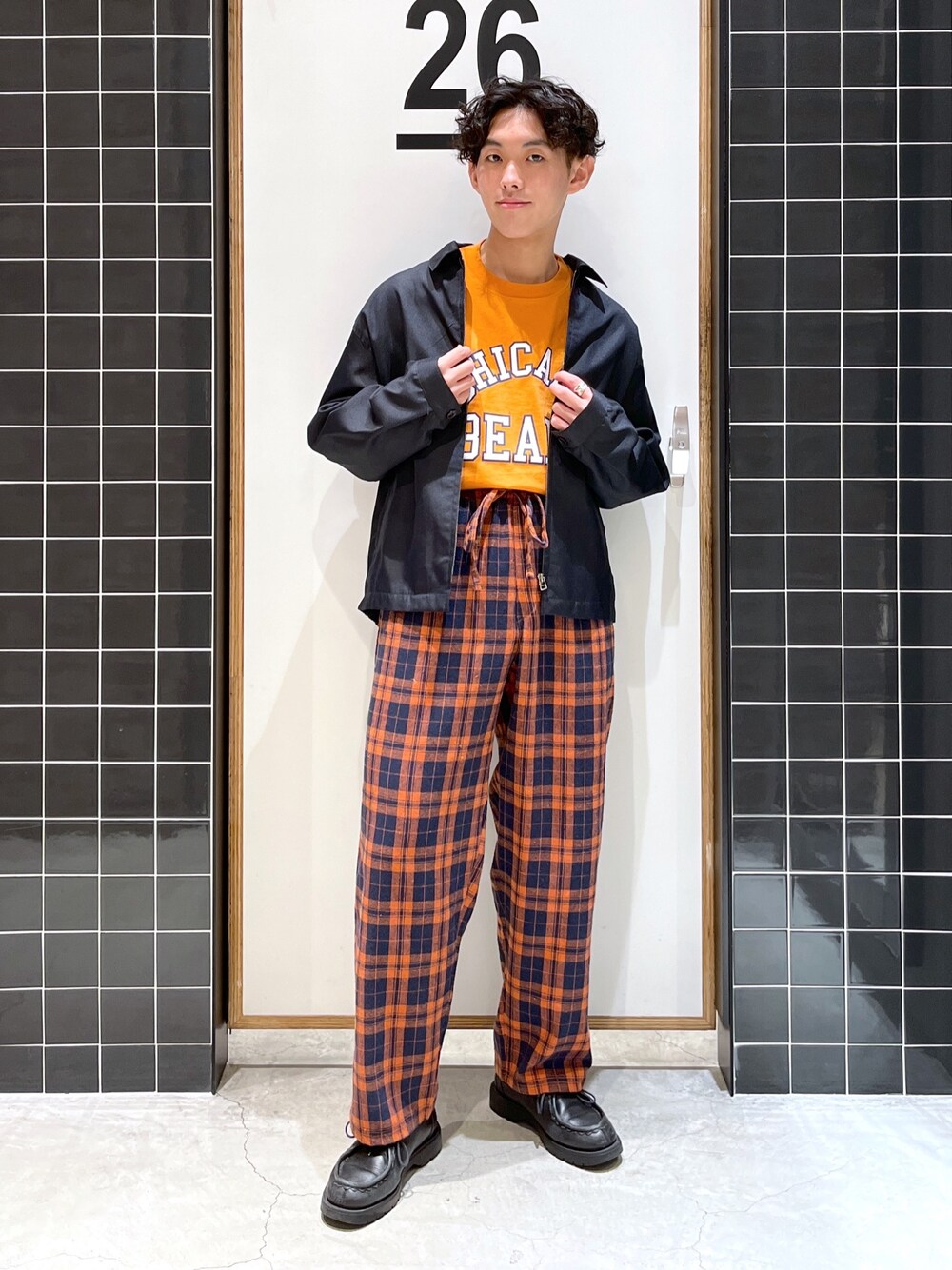 「niko and ...、ニコアンド、NFL、私の推しブランド、ブルゾン、ロゴT、ロンT、タックイン、チェックパンツ、イージーパンツ、革靴、低身長コーデ、オレンジ、きれいめカジュアル、春コーデ」｜「niko and...のPEギャバジンブルゾン（ブルゾン、ブルー系）」を使った、ぜっきーさん（メンズ・165cm）の冬コーディネートの2枚目の写真