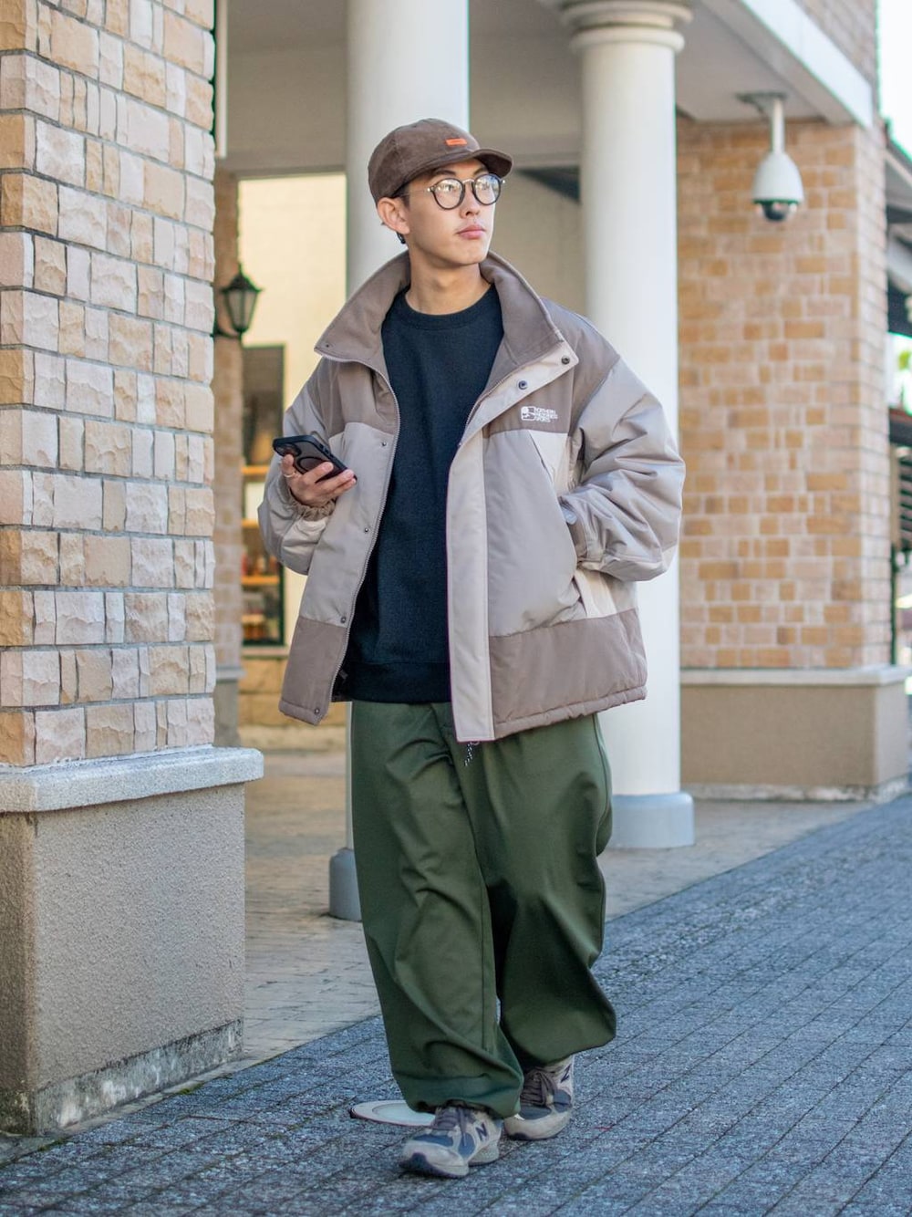 「低身長、低身長コーデ、niko and ...、ニコアンド、新星WEARISTAにエントリー、WEARyouthコーデ、キャップ、お出かけコーデ、冬アウター、アウター、ブルゾン、スウェット、ワイドパンツ、カーキパンツ、カジュアルコーデ」｜「UNIVERSAL OVERALLの【UNIVERSAL OVERALL】別注コーデュロイショートスリーブブリムキャップ（キャップ、ブラウン系）」を使った、ぜっきーさん（メンズ・165cm）の冬コーディネートの1枚目の写真