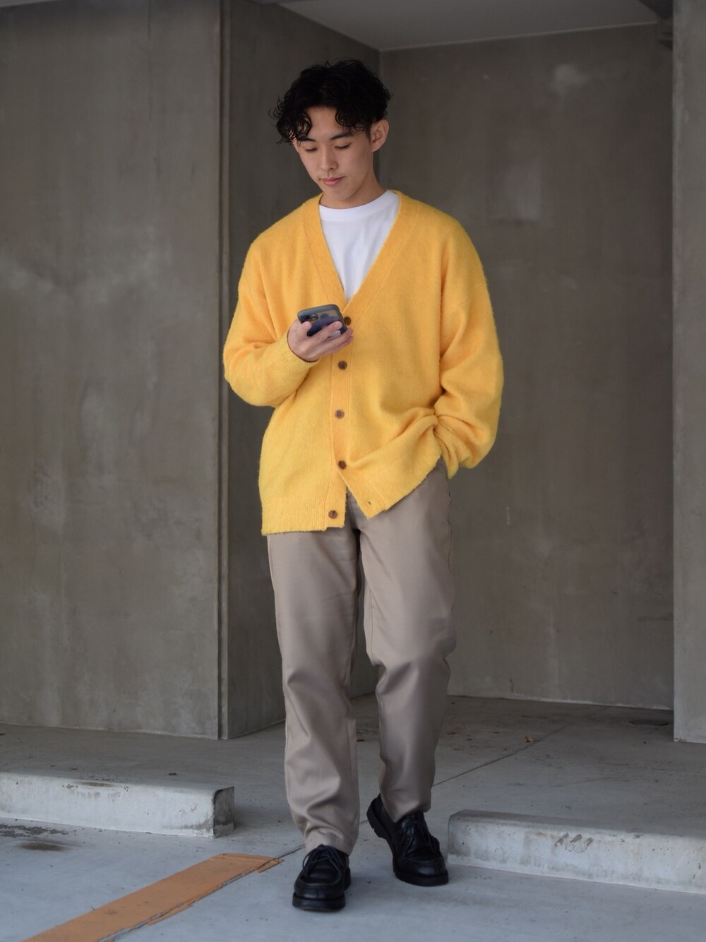 「niko and ...、ニコアンド、私の推しブランド、カーディガン、黄色、ニットカーディガン、テーパードパンツ、革靴、KLEMAN、トレンドコーデ、低身長コーデ、春コーデ、きれいめカジュアル、ビッグシルエット、オーバーサイズ」｜「niko and...のPEギャバジンスリムパンツ（チノパンツ、ベージュ系）」を使った、ぜっきーさん（メンズ・165cm）の冬コーディネートの2枚目の写真