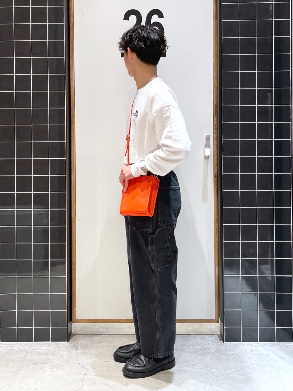 「niko and ...、ニコアンド、白Tシャツ、ロンT、ロゴT、バックプリント、タックイン、ワイドパンツ、ワイドデニム、ペインターパンツ、革靴、KLEMAN、ショルダーバッグ、オレンジ、低身長コーデ」｜「niko and...のディスカバリーチャンネルロンT（Tシャツ/カットソー、ホワイト系）」を使った、ぜっきーさん（メンズ・165cm）の冬コーディネートの3枚目の写真