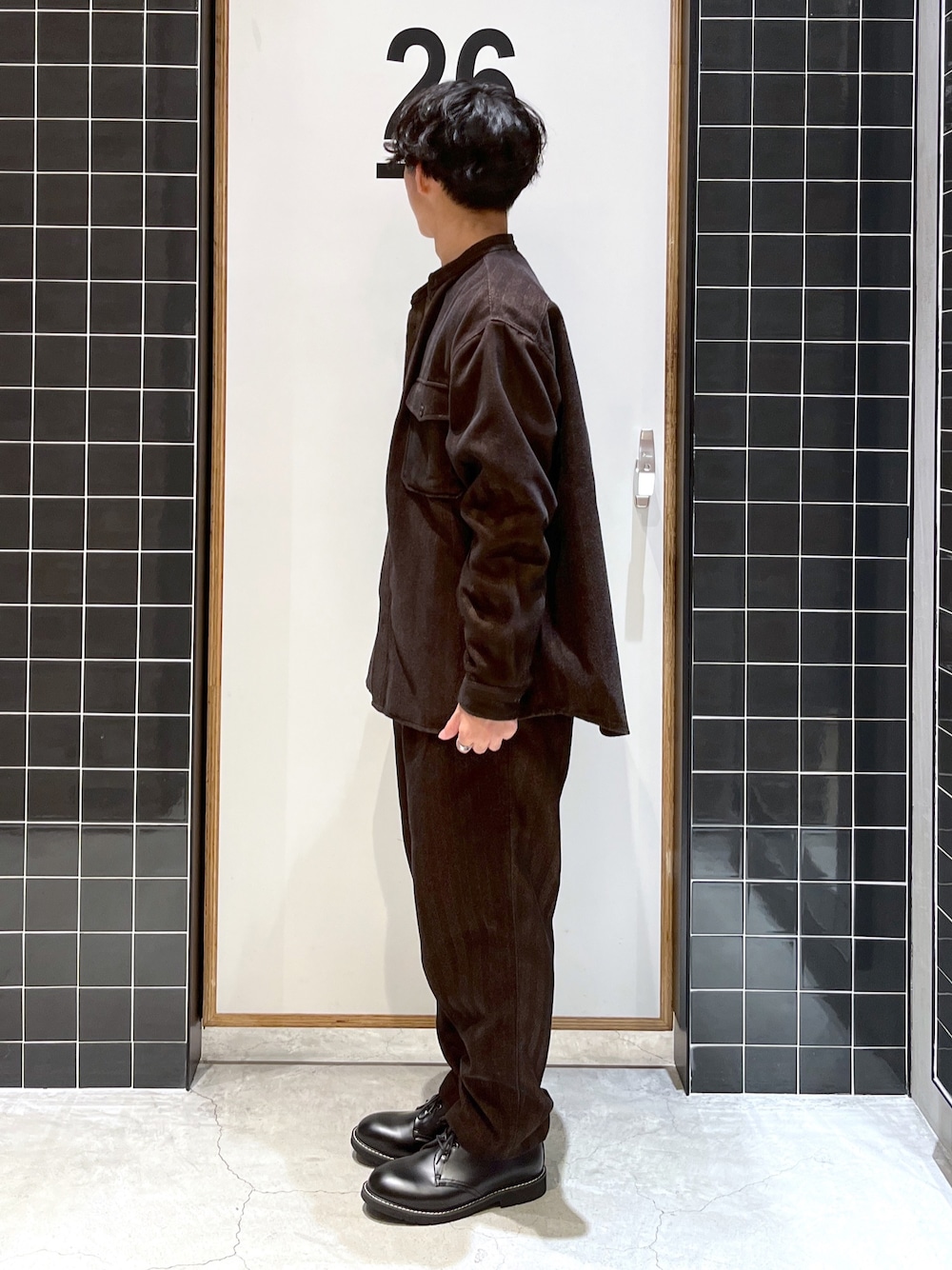 「niko and ...、ニコアンド、私の推しブランド、ワントーンコーデ、セットアップ、CPOジャケット、CPOシャツ、ノーカラーシャツ、白Tシャツ、へリンボーン、ワイドパンツ、テーパードパンツ、きれいめカジュアル、革靴、低身長コーデ」｜「niko and...の[セットアップ対応]ヘリンボーンバンドシャツ（シャツ/ブラウス、ブラウン系）」を使った、ぜっきーさん（メンズ・165cm）の冬コーディネートの3枚目の写真