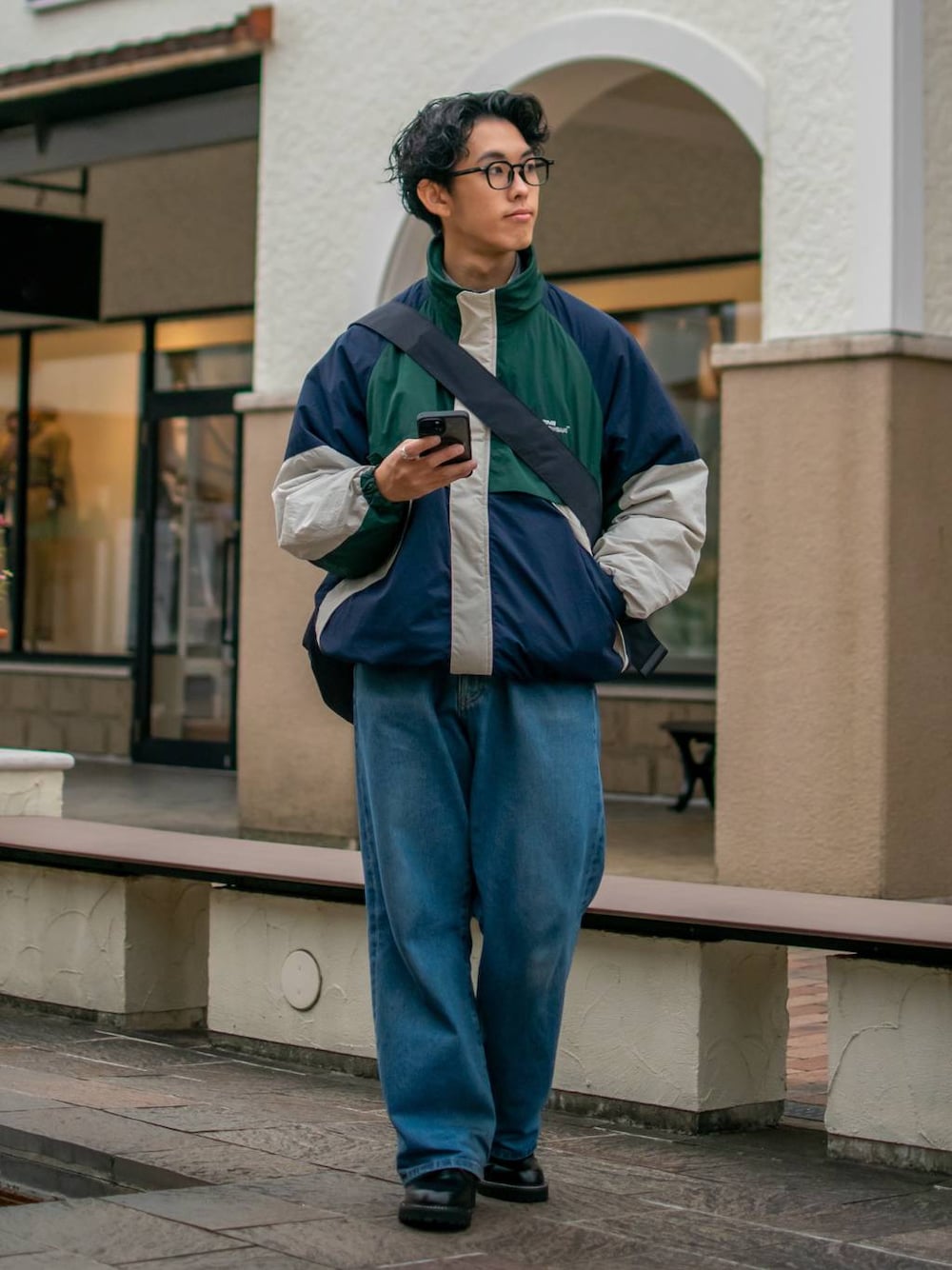 「低身長、体型カバー、ショルダーバッグ、ゆったり、niko and ...、ブルゾン、ワイドパンツ、デニムパンツ、NKJコーデ_niko and ...」｜「niko and...のワイド5ポケットデニムパンツ【niko and ...JEANS 2024AW】（デニムパンツ、ブルー系）」を使った、ぜっきーさん（メンズ・165cm）の秋コーディネートの1枚目の写真